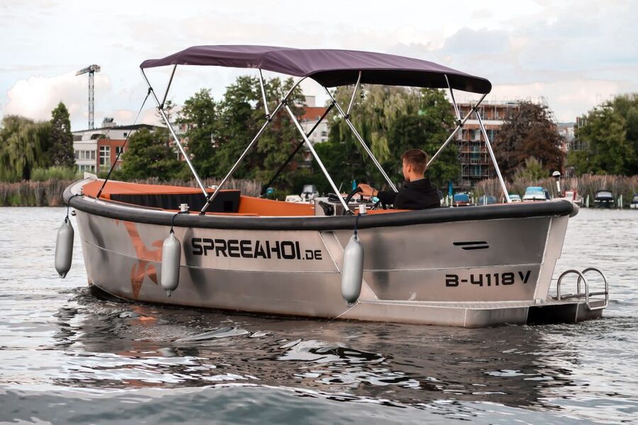 Berlin: Electric Boat Rental for self-driving 2 hrs - What two hours on the electric boat really feels like