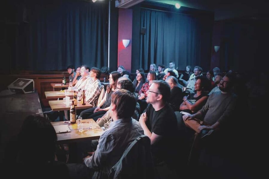 Berlin: English Stand-Up Comedy Show - Thursday open mic or weekend showcase?