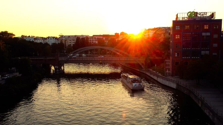 Berlin: Evening Boat Cruise – Romance & Moonlight - Reichstag views from the water