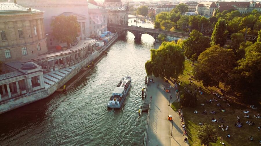 Berlin: Evening Boat Cruise – Romance & Moonlight - Starting at the Seminarschiff