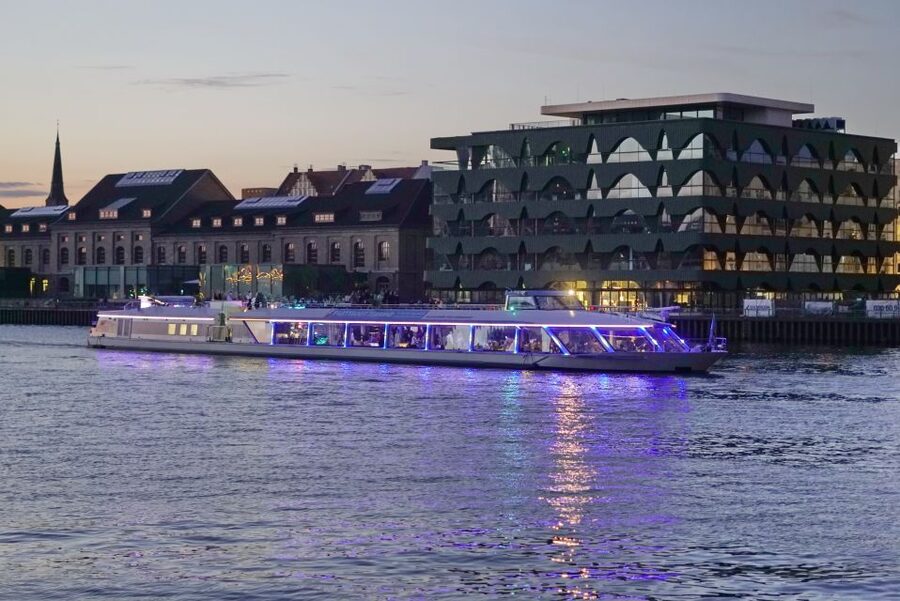 Berlin: Evening City Sightseeing Cruise - Canals, ministries, and the return toward Nikolaiviertel