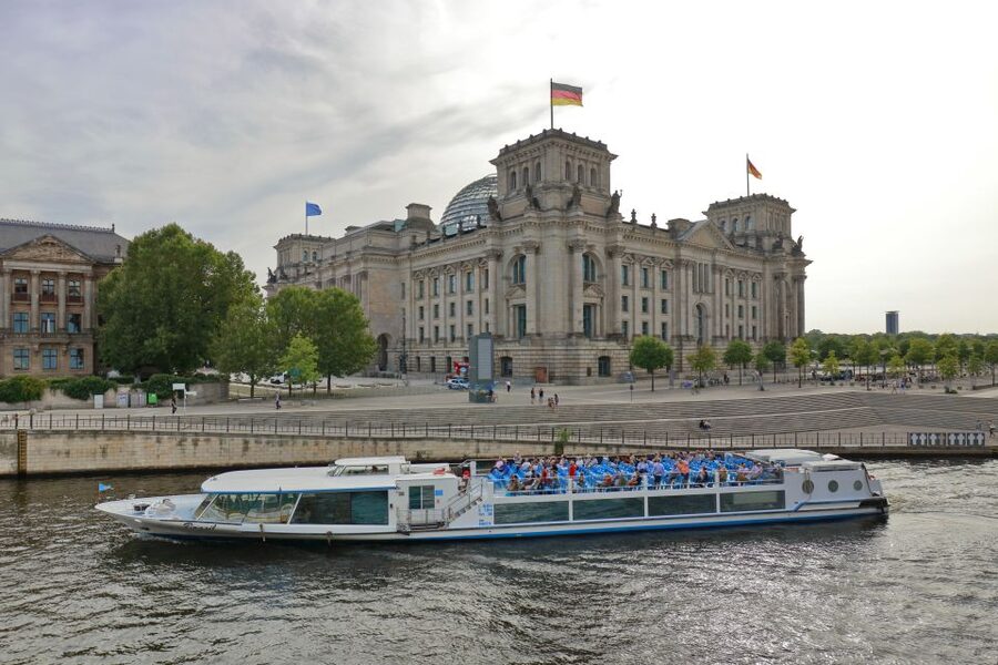 Berlin: Evening City Sightseeing Cruise - What the $35 price really buys