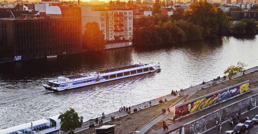 Berlin: Evening City Sightseeing Cruise - From Nikolaiviertel to Berlin’s government quarter