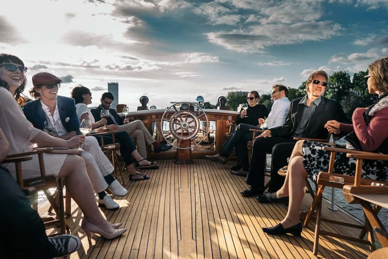 Berlin: Evening Yacht Cruise with Aperitif & Dinner Upgrade - Meeting Berlin beside the Cathedral