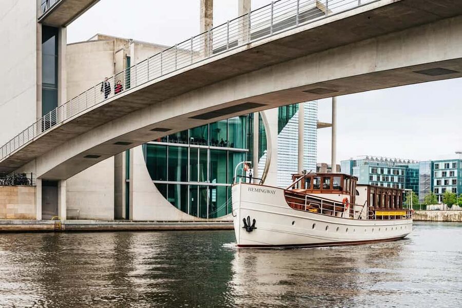 Berlin: Evening Yacht Cruise with Aperitif & Dinner Upgrade - The included aperitif and onboard mood