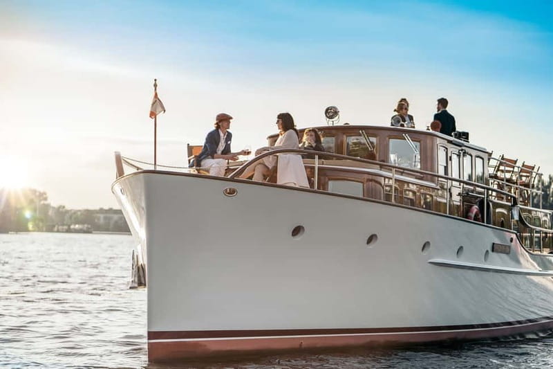 Berlin: Evening Yacht Cruise with Aperitif & Dinner Upgrade - Should you book the FLAGSHIP.BERLIN evening cruise?