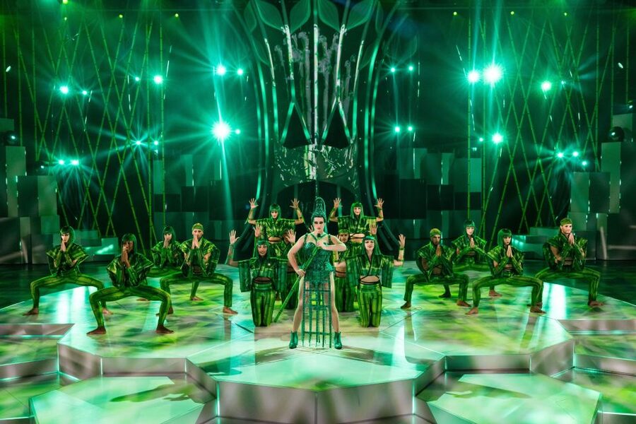 Berlin: FALLING | IN LOVE Grand Show Friedrichstadt-Palast - What the performance feels like from your seat