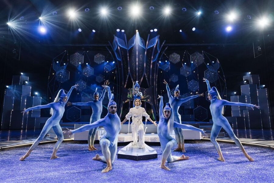 Berlin: FALLING | IN LOVE Grand Show Friedrichstadt-Palast - Language, age, and practical limits