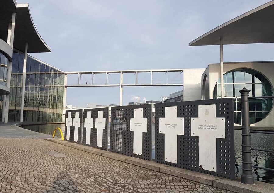 Berlin: Guided Walking Tour around the Reichstag - Key points at a glance