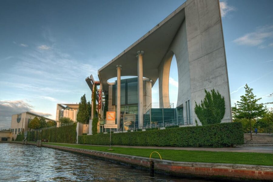 Berlin: Guided Walking Tour around the Reichstag - Paul-Löbe House and the working Bundestag