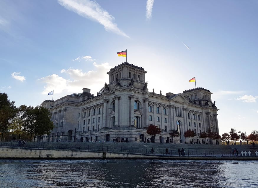 Berlin: Guided Walking Tour around the Reichstag - White Crosses beside the old Wall strip
