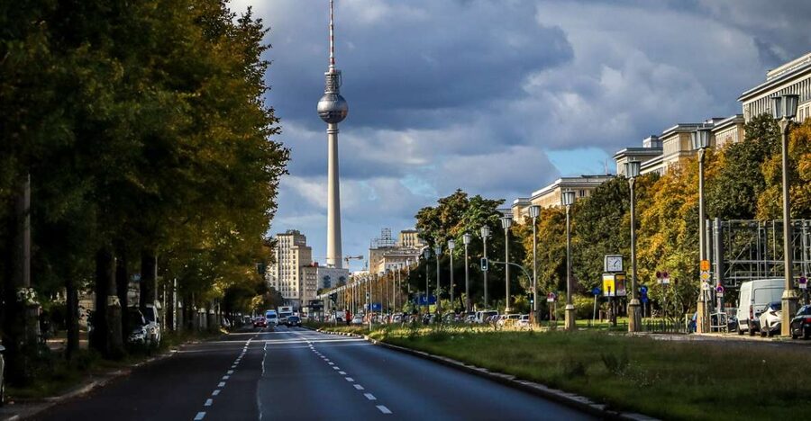 Berlin: Guided Walking Tour in English - A chronological walk from Alexanderplatz to the Brandenburg Gate