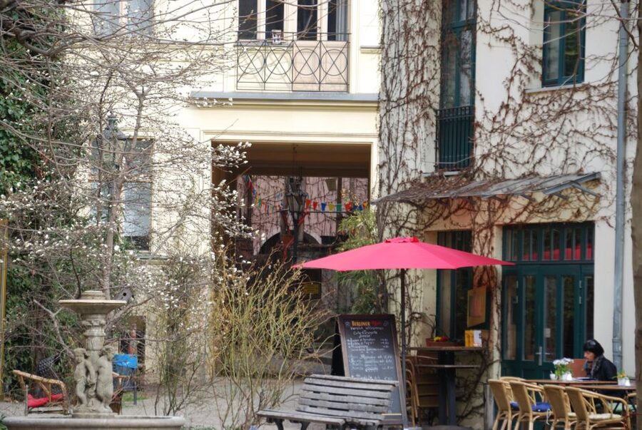 Berlin: Hackesche Höfe Courtyards Walking Tour - Walking conditions and practical planning