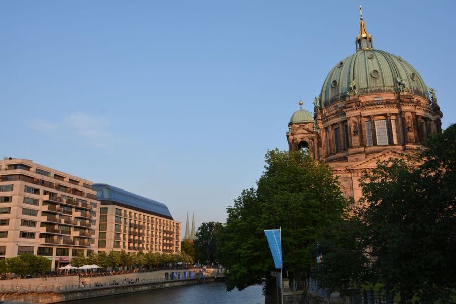 Berlin: Hackesche Höfe Courtyards Walking Tour - What the guide adds