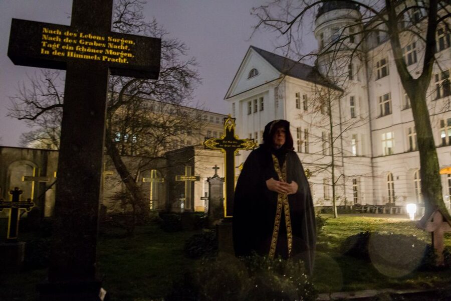 Berlin: Haunted Guided Live Theatre Tour in German - Costumed storytelling instead of a standard city walk