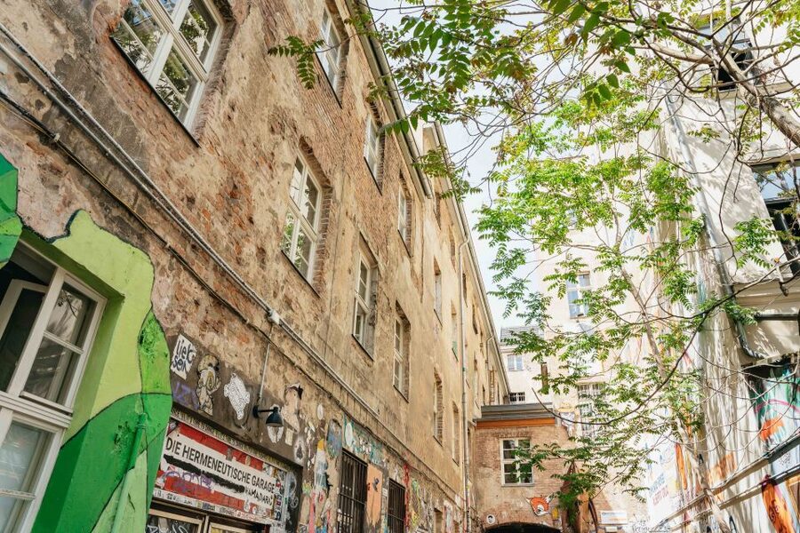Berlin: Hidden Backyards Guided Walking Tour - Heckmann-Höfe, a leafy pause in the route