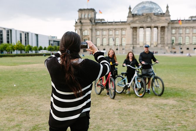 Berlin Highlights: 3-Hour Bike Tour - Starting under the Fernsehturm in Alexanderplatz