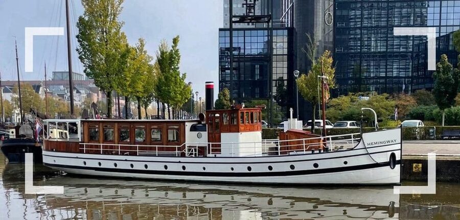 Berlin: Historic Boat Sightseeing City Center Tour - Berlin Hauptbahnhof and the government quarter