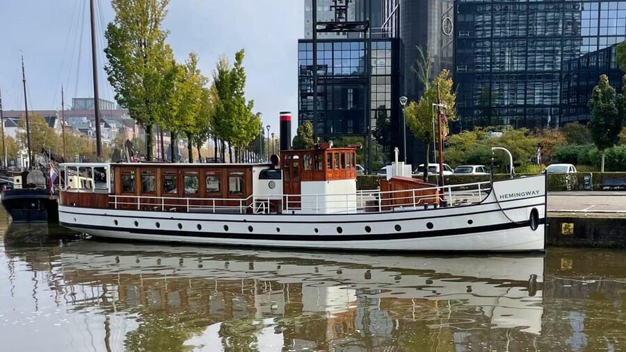 Berlin: Historic Boat Sightseeing City Center Tour - Bellevue Palace and Tiergarten