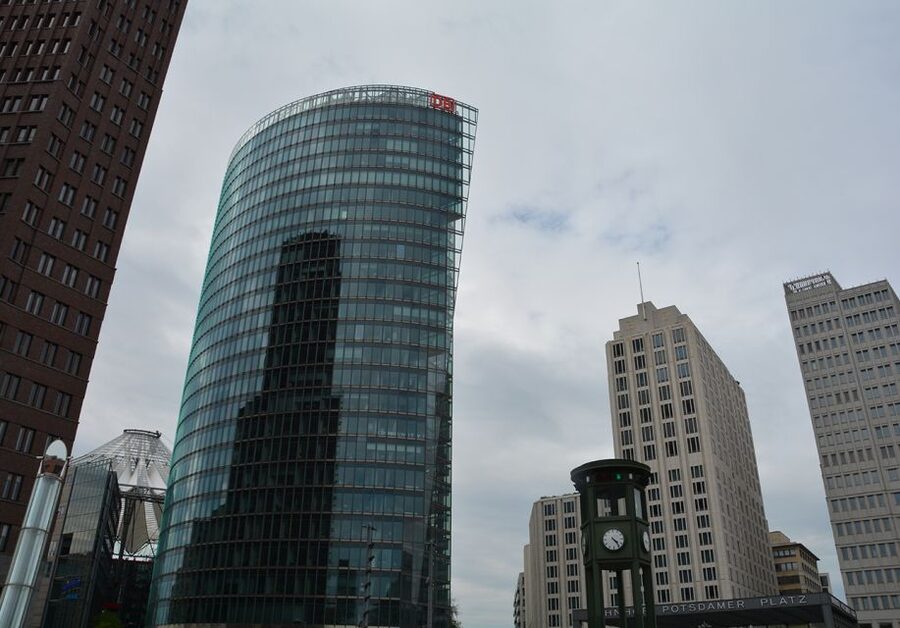 Berlin: Historical Sights & Berlin Wall Tour with a Berliner - Berlin as the front city of the Cold War