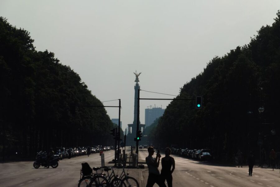 Berlin: Historical Sights & Berlin Wall Tour with a Berliner - Reaching Checkpoint Charlie