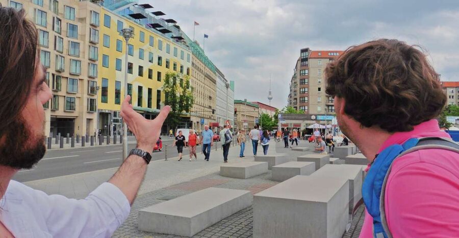 Berlin: Historical Sights & Berlin Wall Tour with a Berliner - Meeting your guide at Brandenburg Gate