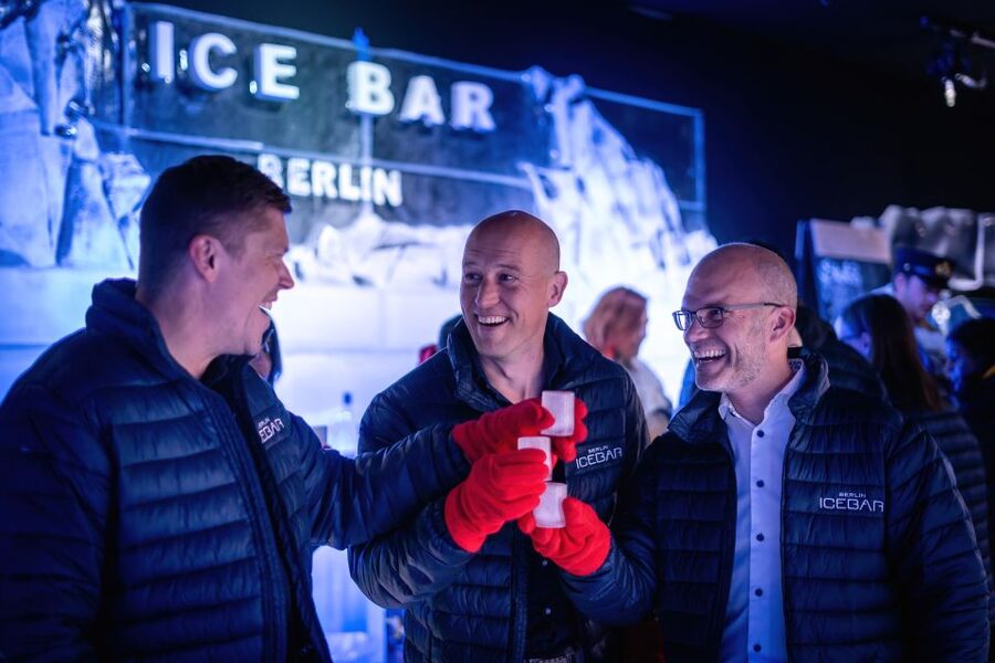 Berlin: Hop-On Hop-Off Bus and Icebar Ticket Combo - The blue route for a shorter second look
