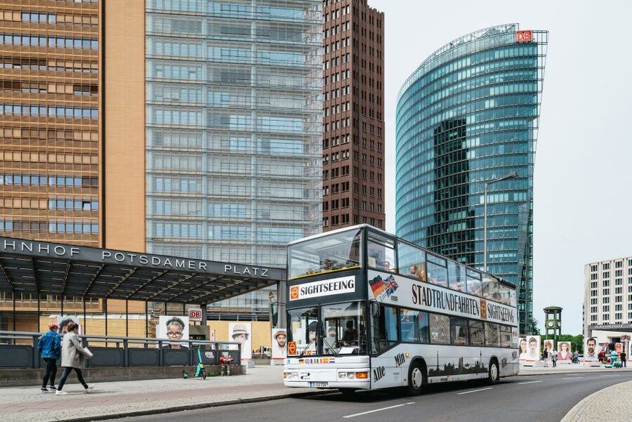 Berlin: Hop-on Hop-off Bus Tour with Live Commentary - What the live commentary is really like