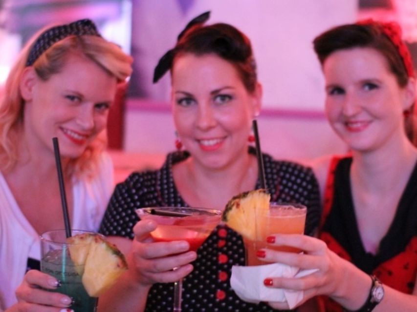 Berlin: Knutschfleck Ticket with Variety Show and Dinner - A dinner show at the foot of Alexanderplatz
