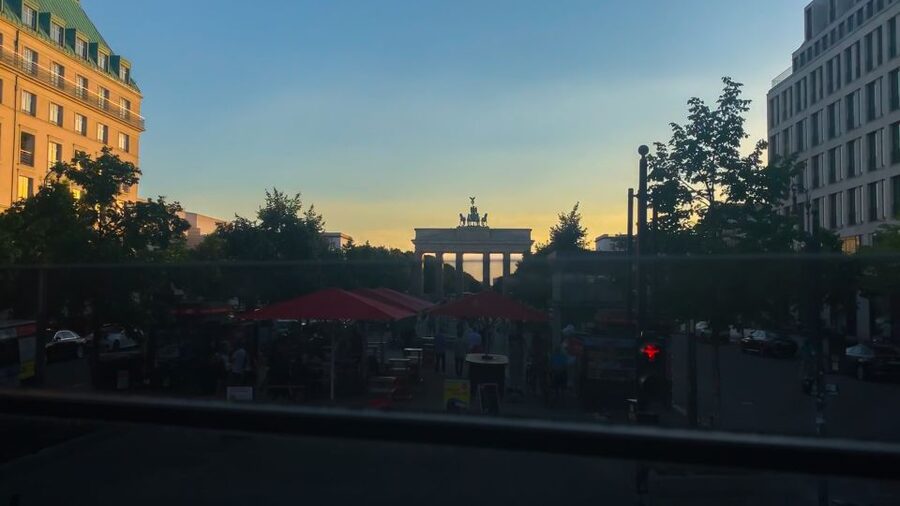 Berlin: Live-Guided Evening Sightseeing Tour by Open-top Bus - Nikolaiviertel and Berlin’s central monuments