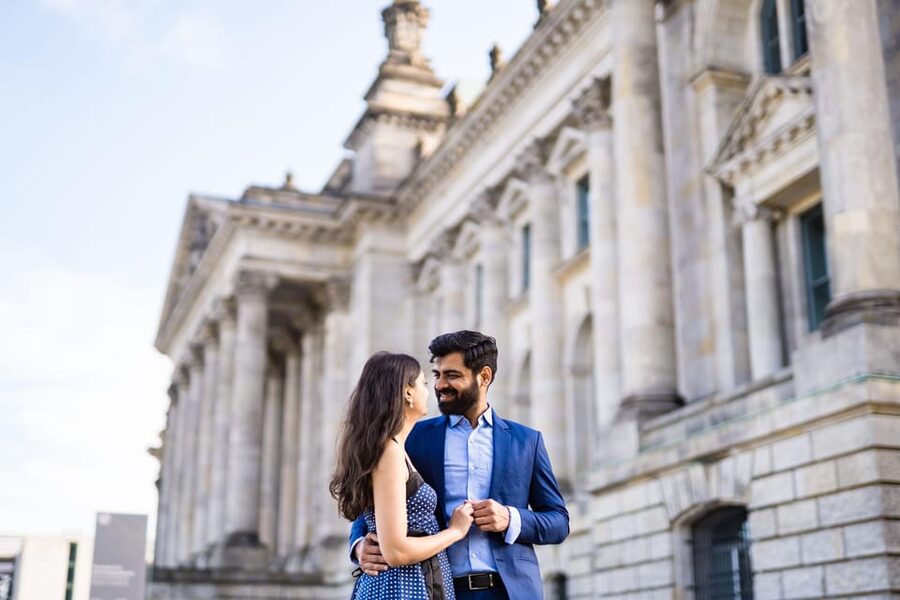 Berlin Love Story: Surprise Proposal Photography Session - Meeting at the Polish Institute Berlin