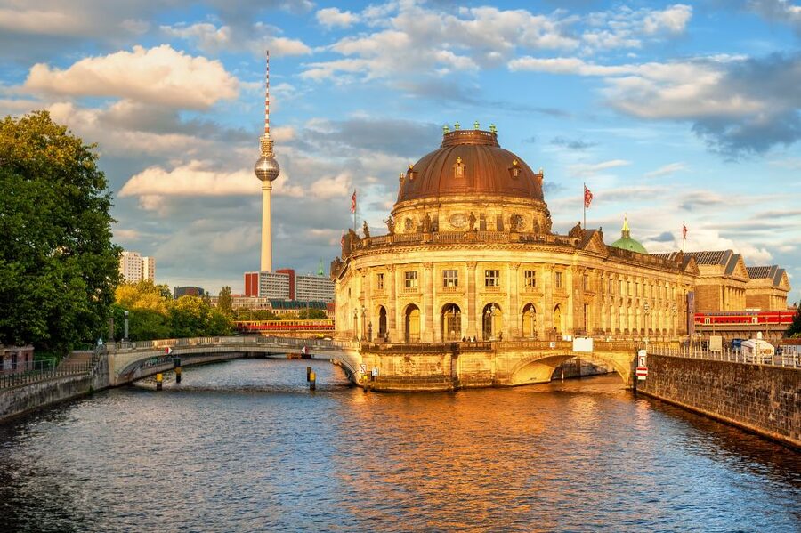 Berlin: Museum Island Guided Walking Tour - The old harbor and ship lock