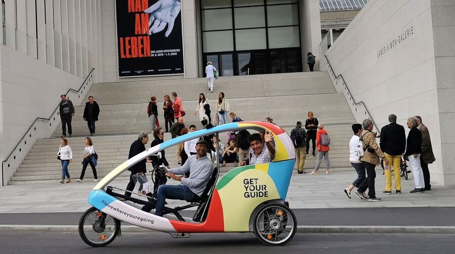Berlin: Private Guided E-Rickshaw Tour - Meeting the guide at Alexanderplatz