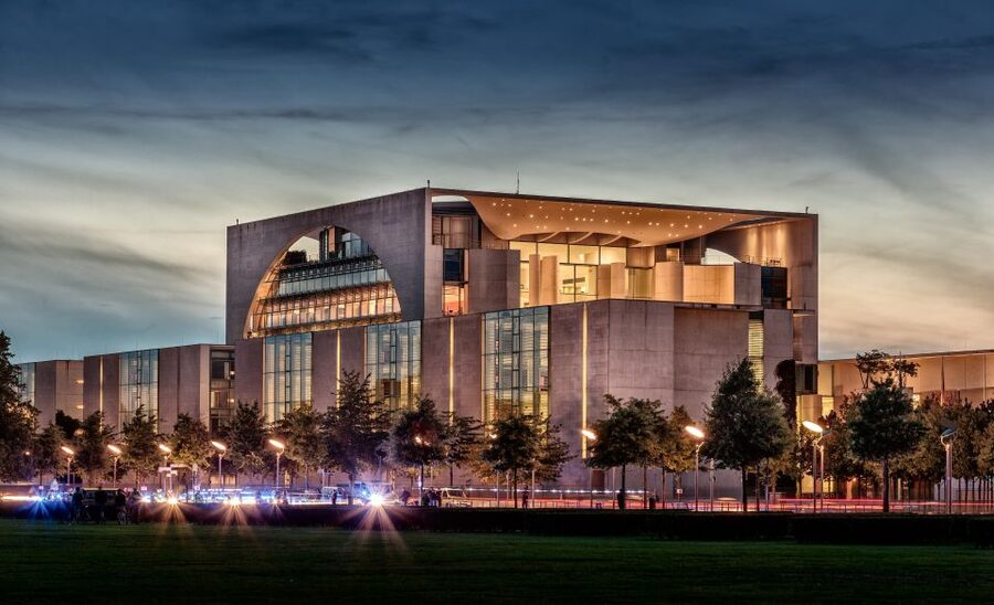 Berlin: Private Guided Tour of the Main Sights - What the guide adds to the drive