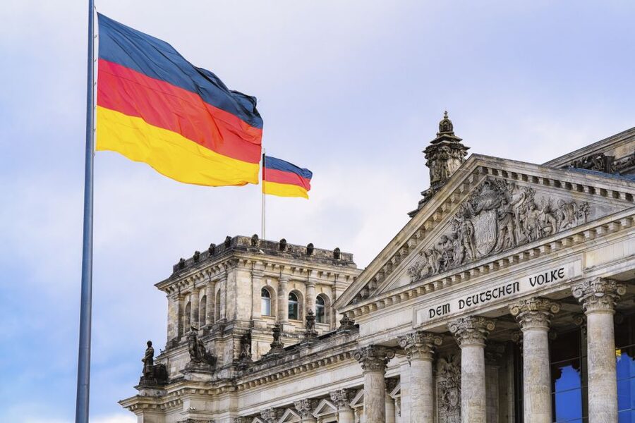 Berlin: Private Reichstag and Glass Dome Tour - Entering the Reichstag and reaching the roof