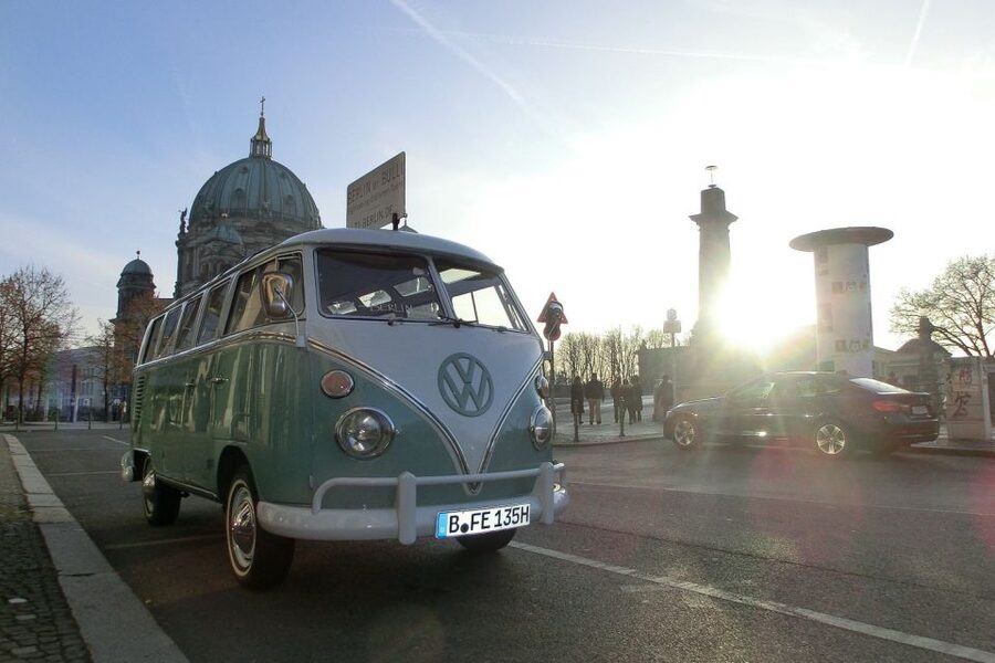 Berlin: Private Sightseeing Tour in Iconic Oldtimer VW Bus - Key points at a glance