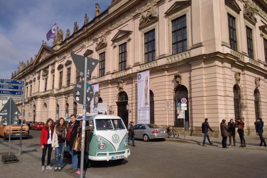 Berlin: Private Sightseeing Tour in Iconic Oldtimer VW Bus - City Palace, Rotes Rathaus, and the old center