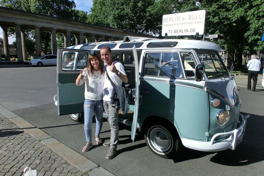 Berlin: Private Sightseeing Tour in Iconic Oldtimer VW Bus - How the two hours feel in practice