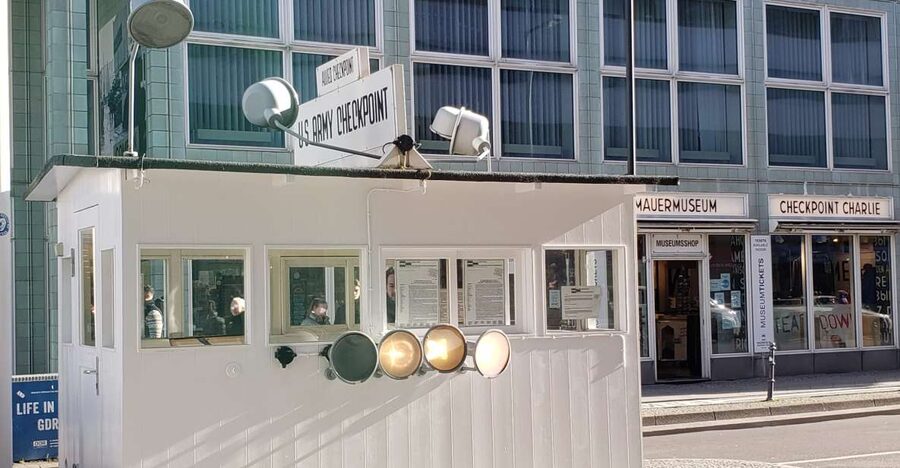 Berlin: Private walking tour through the city center - Starting at Checkpoint Charlie