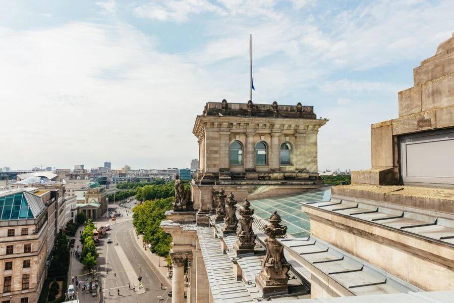 Berlin: Rooftop Breakfast at Käfer Restaurant Reichstag - Walking through the glass dome