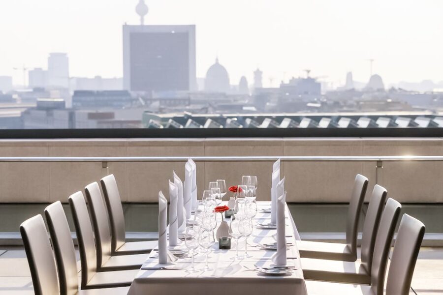 Berlin: Rooftop Dinner at the Käfer Restaurant Reichstag - What arrives at the Käfer table