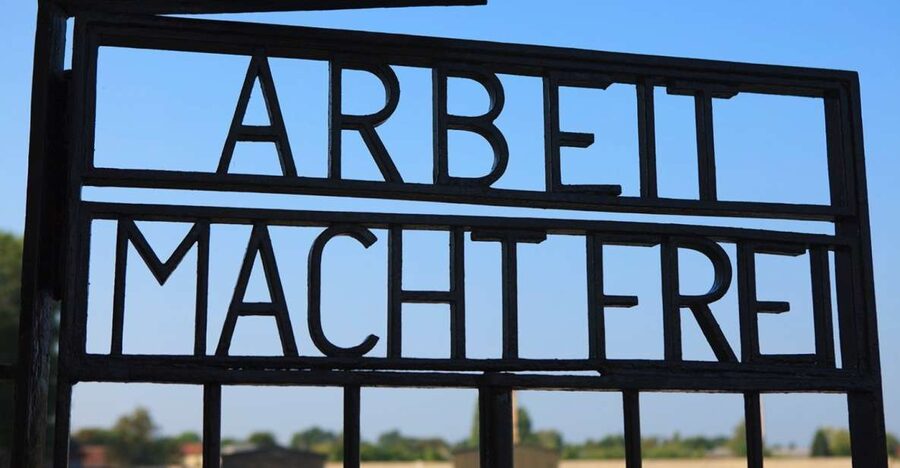 Berlin: Sachsenhausen Memorial 6-Hour Tour in Spanish - Meeting at Alexanderplatz and taking the train