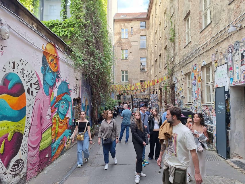 Berlin: Secrets of Berlin Bike Tour - Hackesche Höfe and the courtyards behind the streets