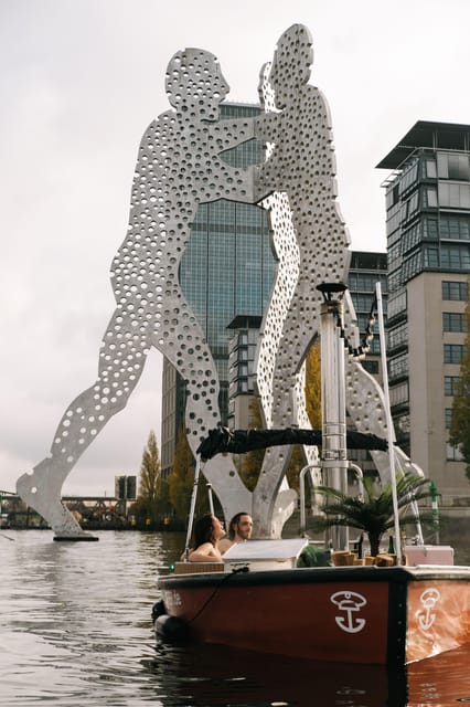 Berlin: Self-drive hot tub boat experience - Key points at a glance