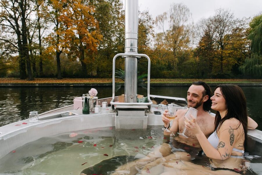 Berlin: Self-drive hot tub boat experience - A hot tub that is also your boat