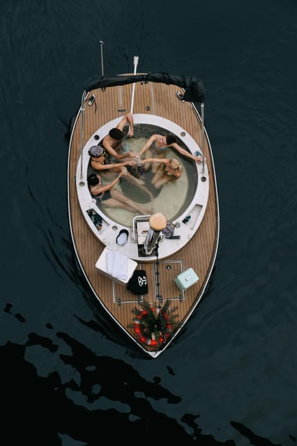 Berlin: Self-drive hot tub boat experience - Steering the electric boat on the Spree