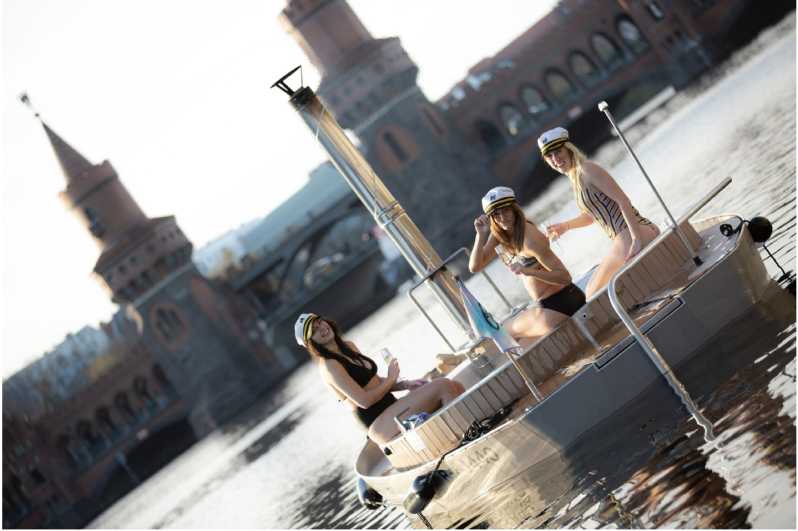 Berlin: Self-drive hot tub boat experience - The route toward Oberbaumbrücke