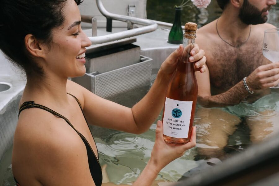 Berlin: Self-drive hot tub boat experience - Drinks, snacks, and the practical toilet question