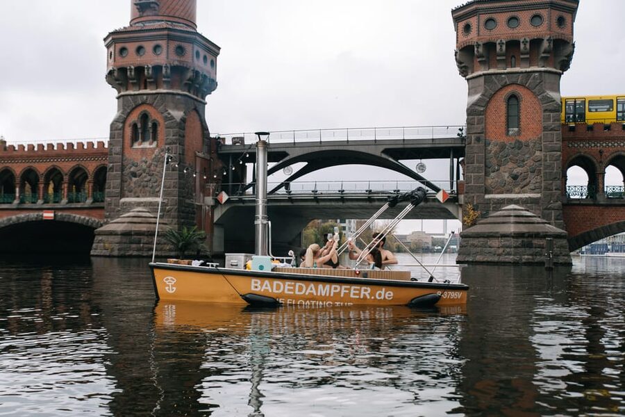 Berlin: Self-drive hot tub boat experience - Getting ready at the station