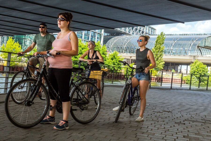 Berlin: Sights and Highlights Bike Tour with a Local Guide - The Berlin Wall and the city’s divided past